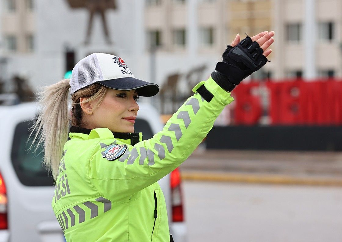 2026 yılı itibarıyla trafik cezalarındaki artışlar ve yeni düzenlemeler, sürücüler için önemli değişiklikler getiriyor. Bu görselde, en güncel trafik cezaları ve cezaların etkileri yer alıyor.